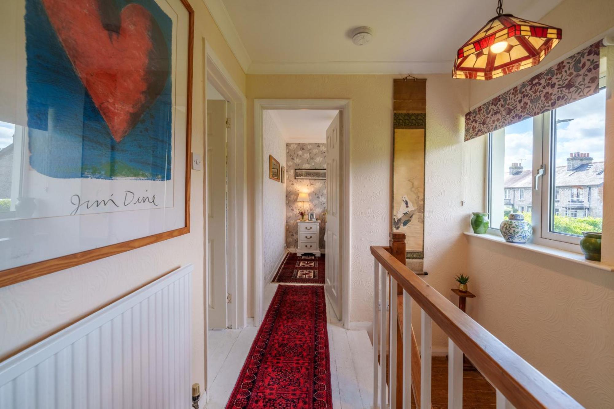Apple Byrd - Short Stroll Into Town Centre *
